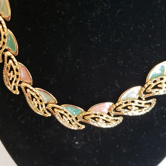 Pretty Vintage Necklace - Picture 3 of 8